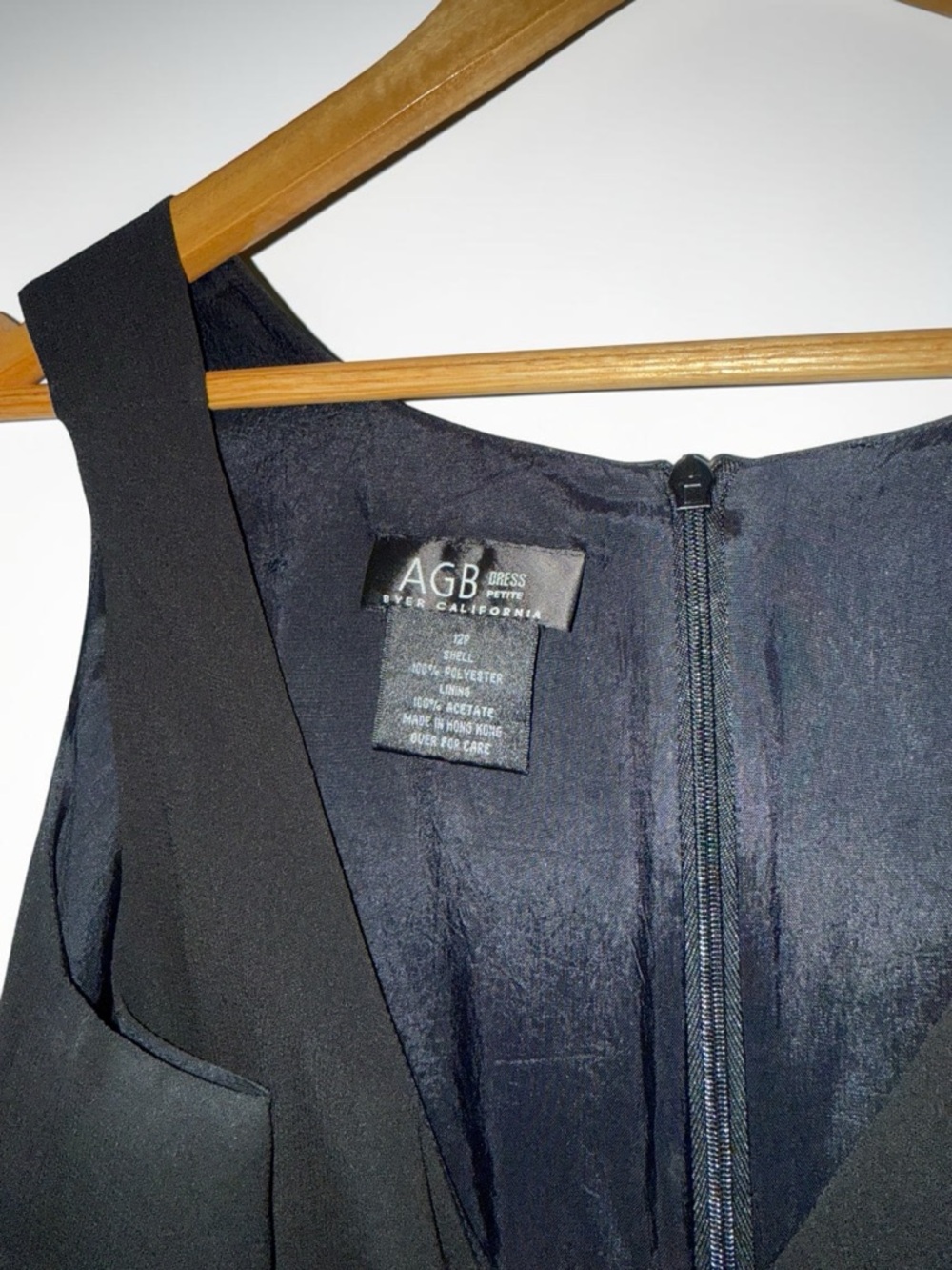 Sleeveless dress with empire waist and minimalist bow detail - Picture 4 of 7